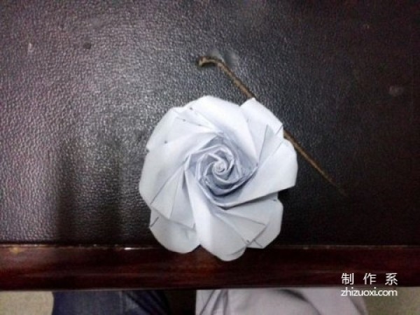 Illustration of how to fold a rose with a rolled core Tutorial on how to fold a rose with a rolled core