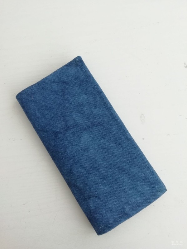 If you can’t find your favorite wallet, why not make one yourself? The process of making a tie-dye fabric handmade wallet