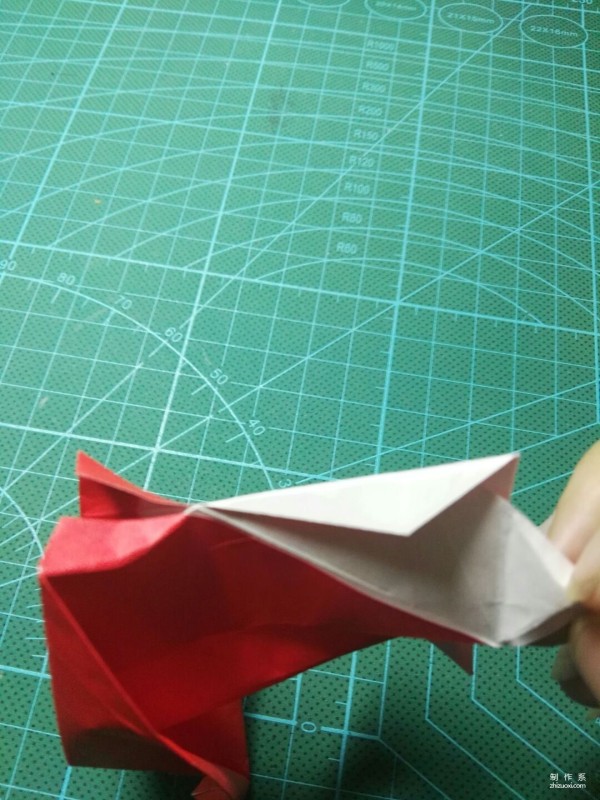 Illustrated tutorial on the origami method of the cute little fox