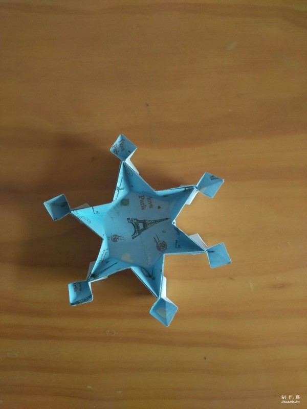 Simple and beautiful hand-made origami method of snowflake carton