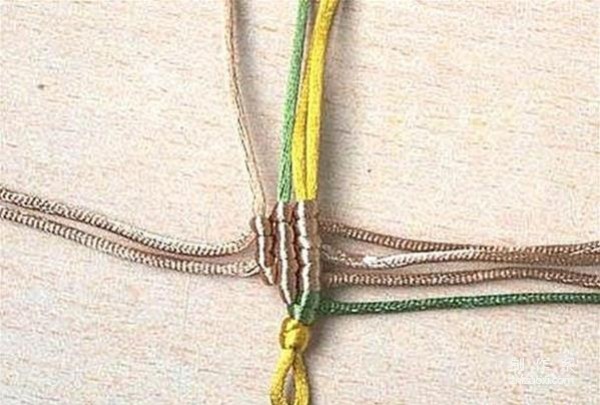 Illustrated steps for weaving a shrimp pendant with knotted ropes