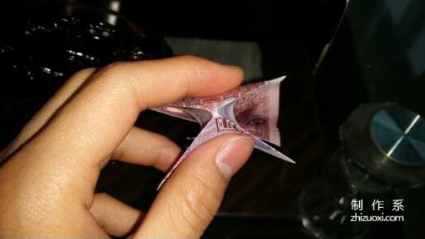 Tutorial on how to fold the little frog using five cents RMB