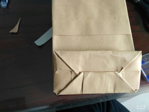 Illustration of the manual origami method of kraft paper packaging bags