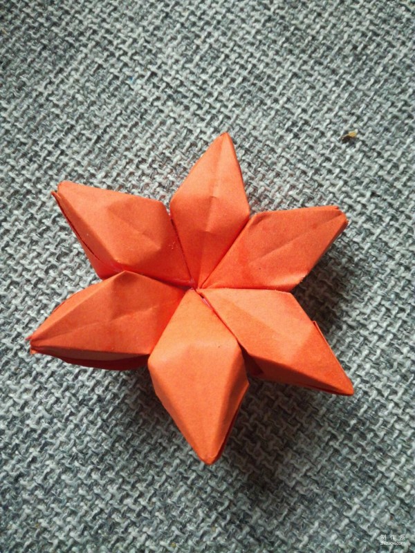 Simple hand-made origami method for children to make a three-dimensional hexagonal star