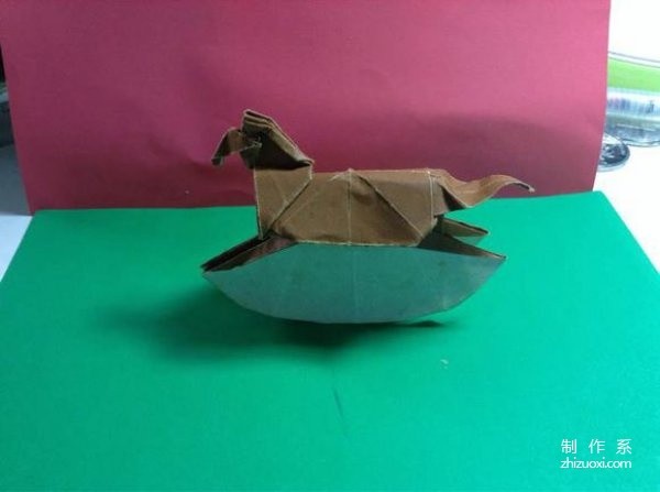 A complete collection of origami illustrations of a rocking horse. Teach you how to fold a paper rocking horse.