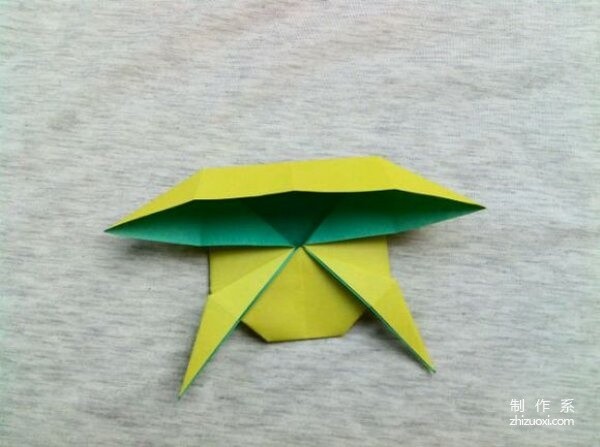 A complete tutorial on how to make origami toads and frogs