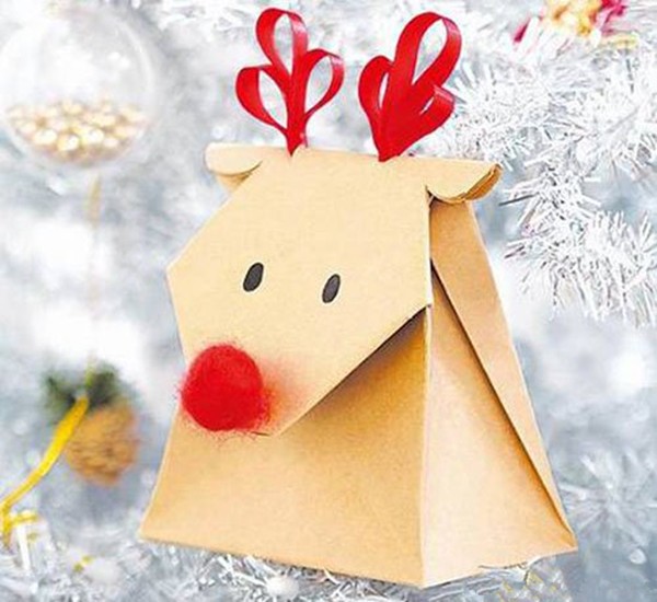 Appreciation of the handicrafts of wrapping Christmas gifts with reindeer gifts