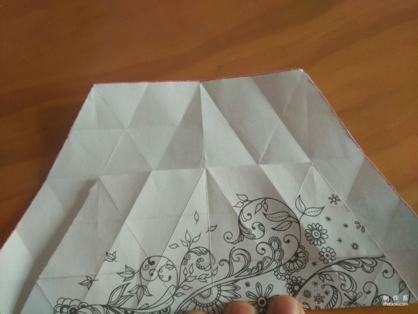 Simple and beautiful hand-made origami method of snowflake carton