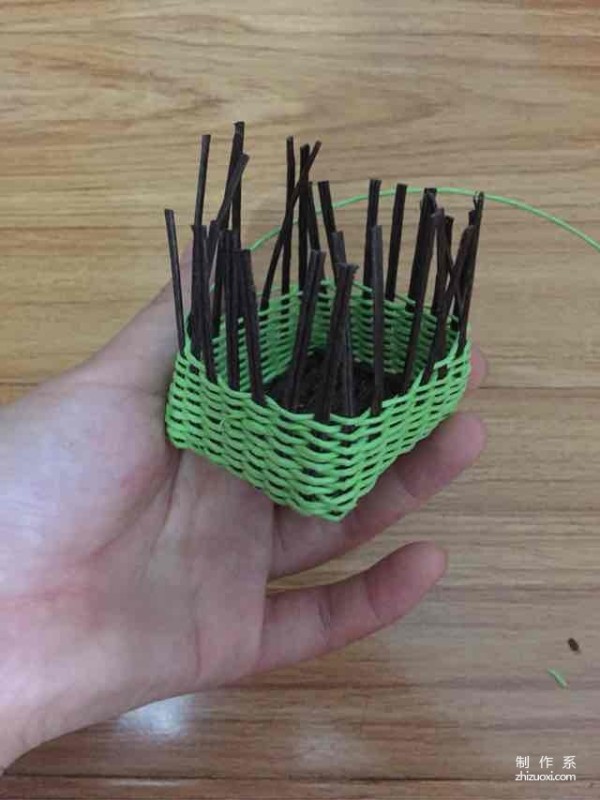 Illustrated tutorial on weaving basic handmade paper rattan baskets