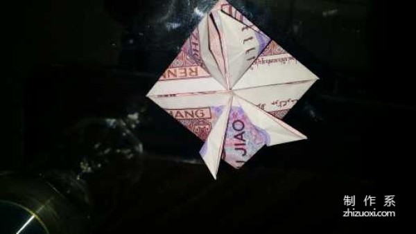 Tutorial on how to fold the little frog using five cents RMB