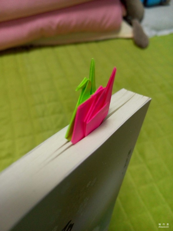 Making a paper crane bookmark, origami making tutorial for a double-sided paper crane bookmark