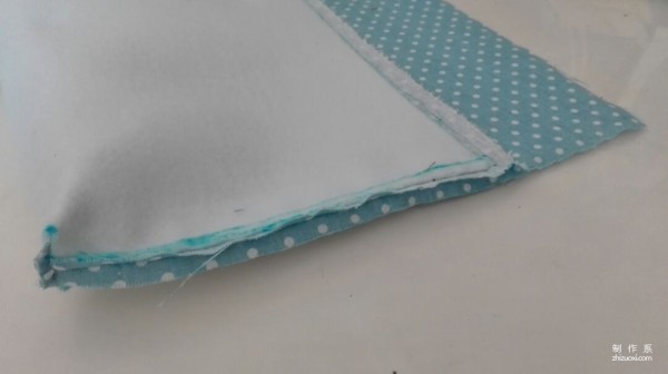 Handmade fabric making tutorial teaches you how to make a simple and beautiful little blue computer protection bag