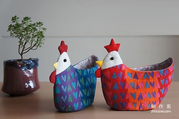 Use discarded fabrics to DIY creative handmade chicken storage boxes that are simple and practical for home use.