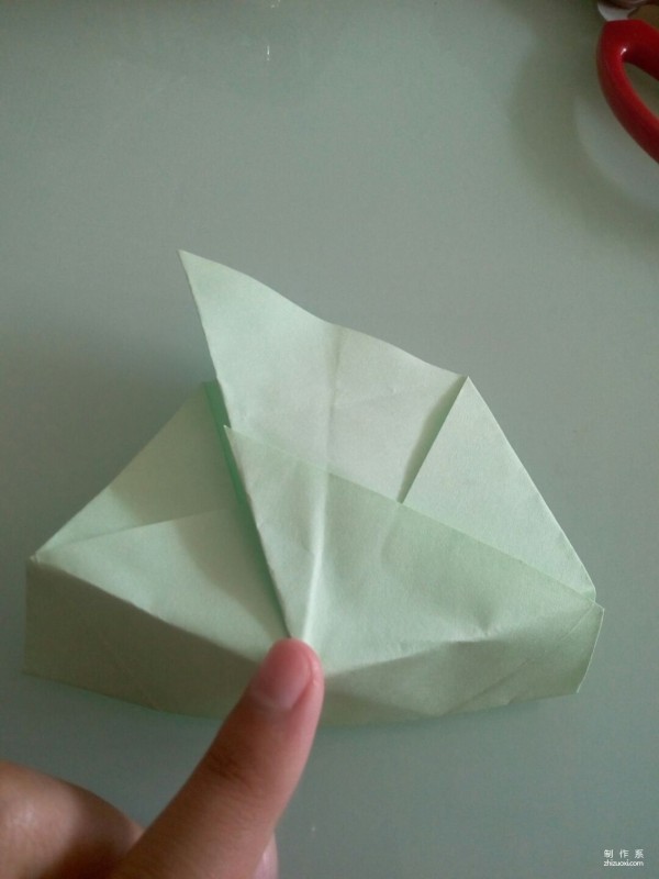 Illustrated tutorial on the manual origami method of angular paper boxes