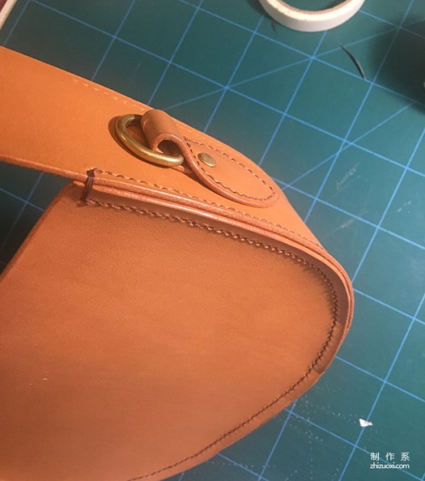 The production process of Hermès classic saddle bag