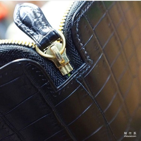 The production process of crocodile zipper bag (From go_leather)