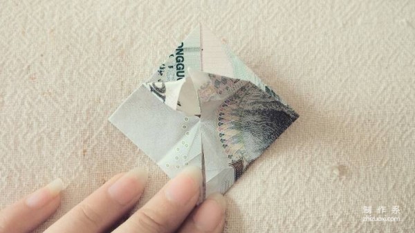 Creative origami paper money and heart, handmade tutorial on folding heart-shaped paper money