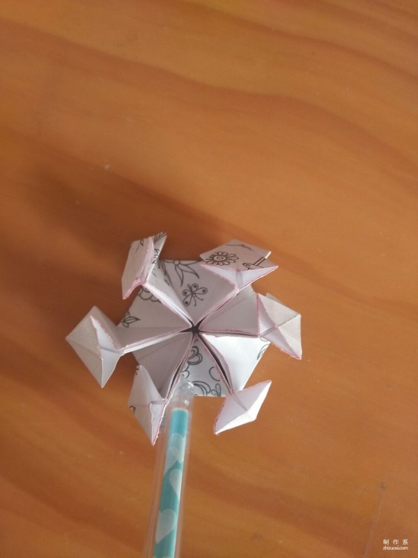 Simple and beautiful hand-made origami method of snowflake carton