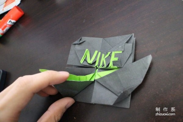 A very creative graphic tutorial on origami Nike logo