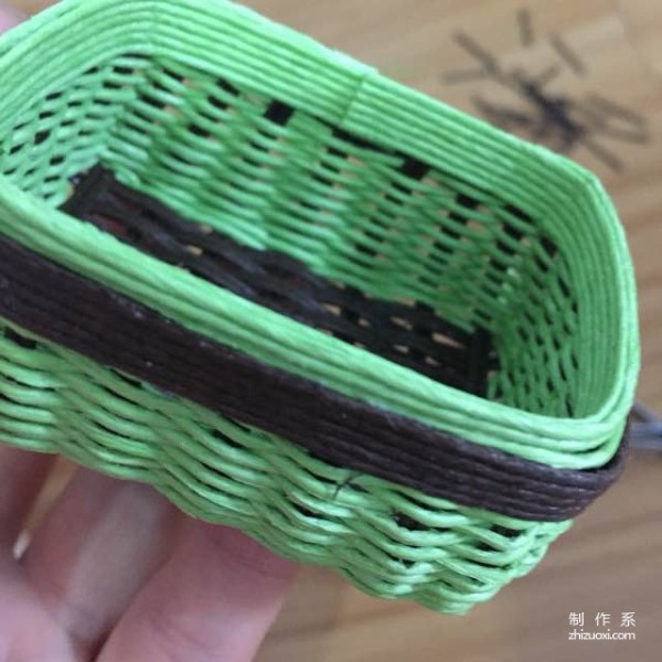 Illustrated tutorial on weaving basic handmade paper rattan baskets