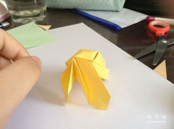 How to make origami roses with colored paper rolls