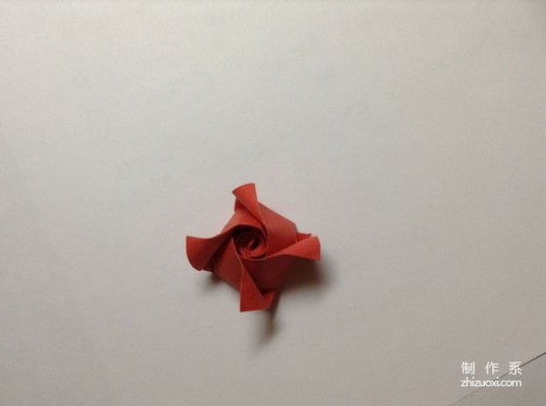 How to make origami roses with colored paper rolls