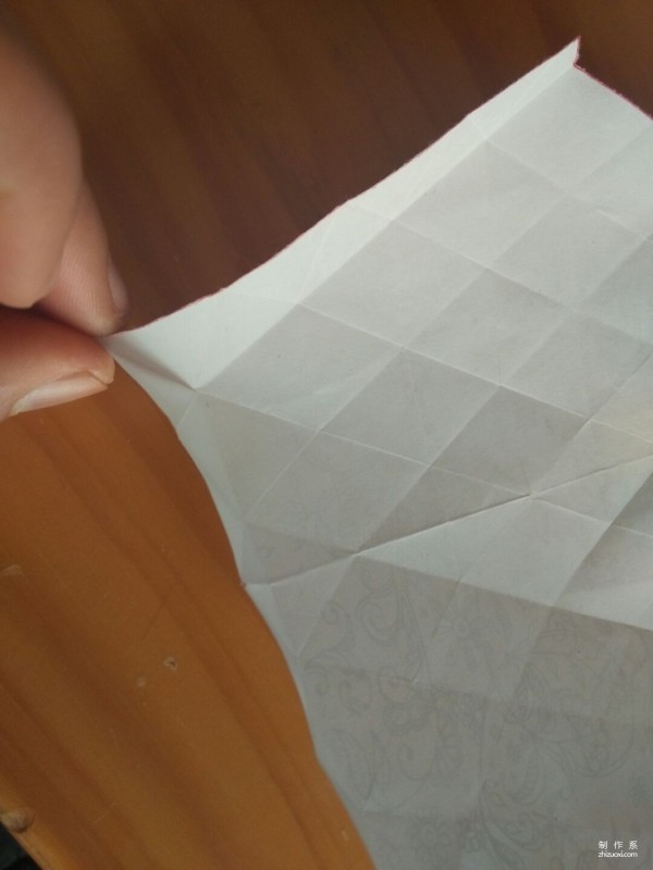 Simple and beautiful hand-made origami method of snowflake carton