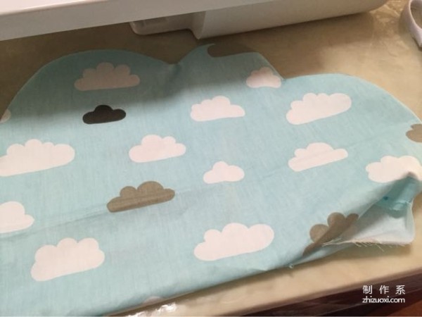 A super cute cloud pillow, a practical pillow made of handmade fabrics for home use