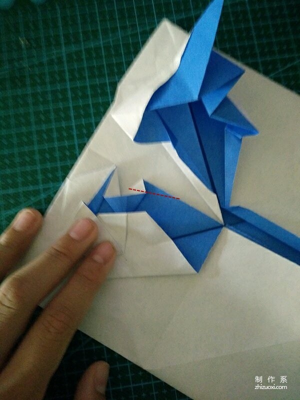 Detailed illustrated tutorial on hand-made origami of creative origami flat dragon pattern