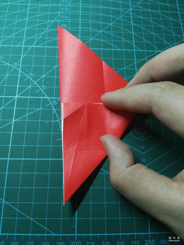 Illustrated tutorial on the origami method of the cute little fox