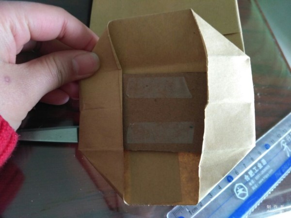 Illustration of the manual origami method of kraft paper packaging bags