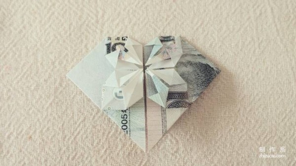 Creative origami paper money and heart, handmade tutorial on folding heart-shaped paper money