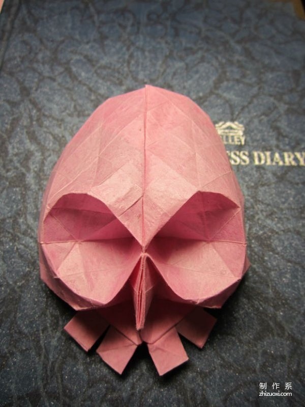 Illustrated step-by-step tutorial on how to make origami cute skulls