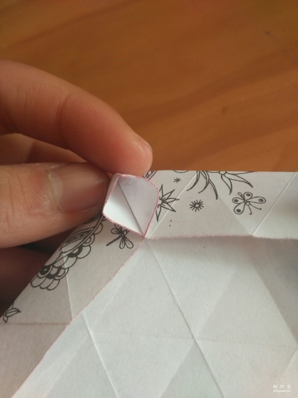 Simple and beautiful hand-made origami method of snowflake carton