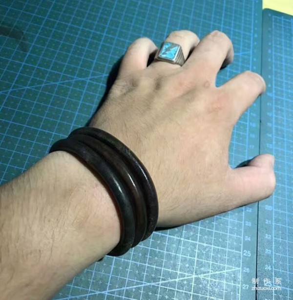 Goro Takahashi’s seamless leather bracelet tutorial