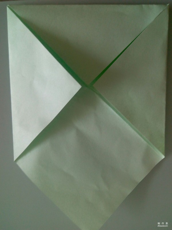 Illustrated tutorial on the manual origami method of angular paper boxes