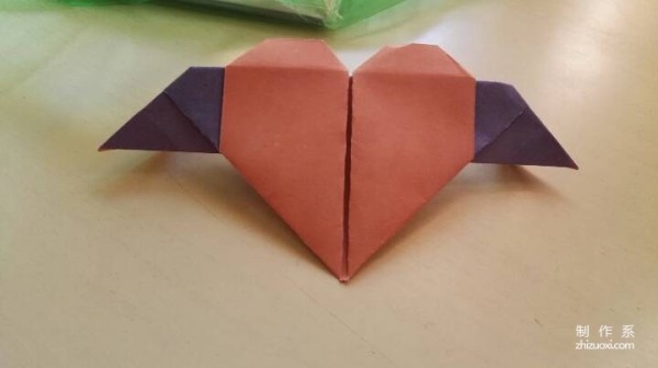 A handmade origami heart with wings - tutorial on how to make origami hearts