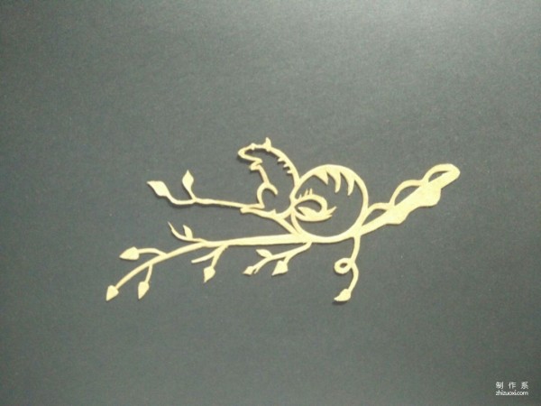 Simple carving and paper-cutting method for paper-cut squirrel bookmarks