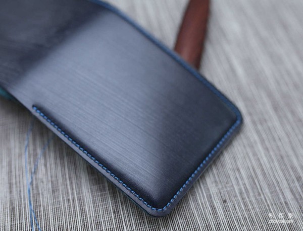 One of the methods of making handmade leather goods bulging: trimming the edges to make bulging