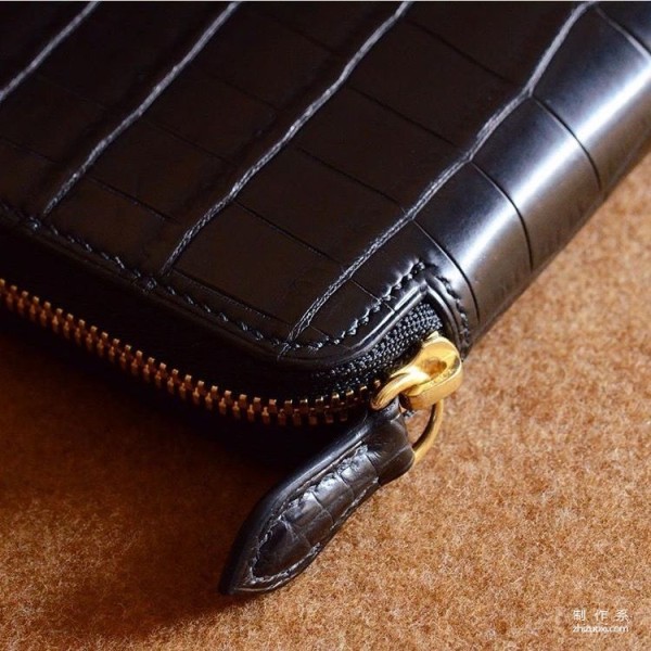 The production process of crocodile zipper bag (From go_leather)