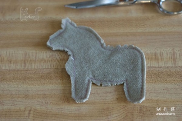 Handmade fabrics teaches you the detailed steps to make beautiful and simple pony pendants