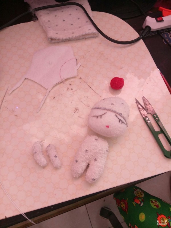 Detailed step-by-step illustration of the DIY method of making cute dolls with DIY handmade fabrics from waste clothes