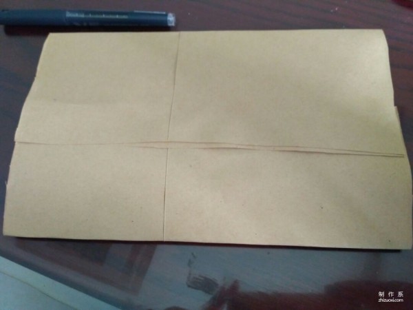 Illustration of the manual origami method of kraft paper packaging bags