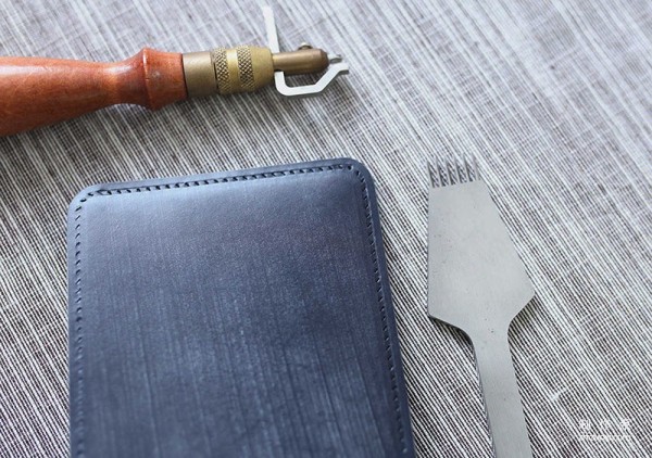 One of the methods of making handmade leather goods bulging: trimming the edges to make bulging