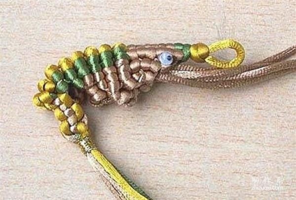 Illustrated steps for weaving a shrimp pendant with knotted ropes