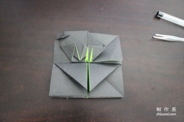 A very creative graphic tutorial on origami Nike logo