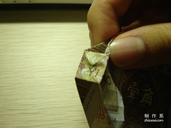 Illustrated tutorial for DIY handmade origami camera toys using RMB or US dollar banknotes