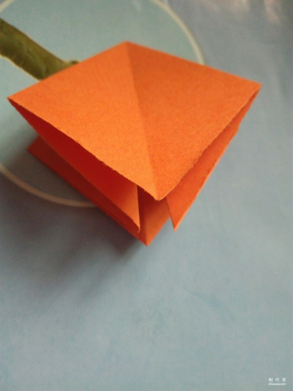 Simple hand-made origami method for children to make a three-dimensional hexagonal star