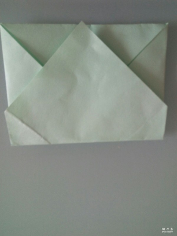 Illustrated tutorial on the manual origami method of angular paper boxes