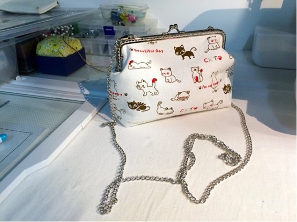 Fabric handmade DIY simple and beautiful hand-patchwork making method of cat mouth gold bag